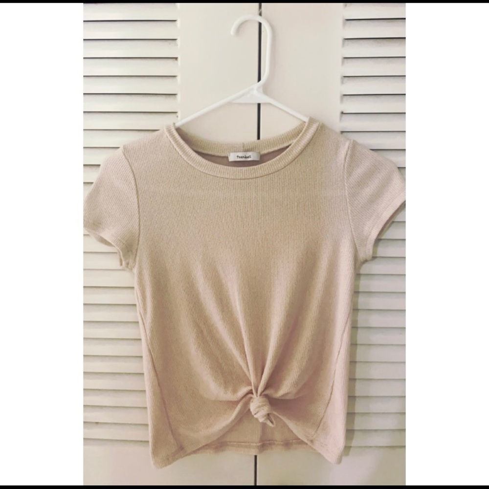 Nude tie knot T-shirt style.